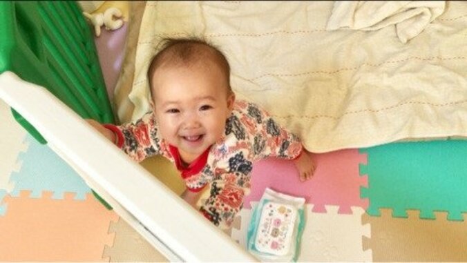 金田朋子＆森渉、娘が7ヶ月を前に立つ「お外で遊んだりするのが待ち遠しい」 1枚目