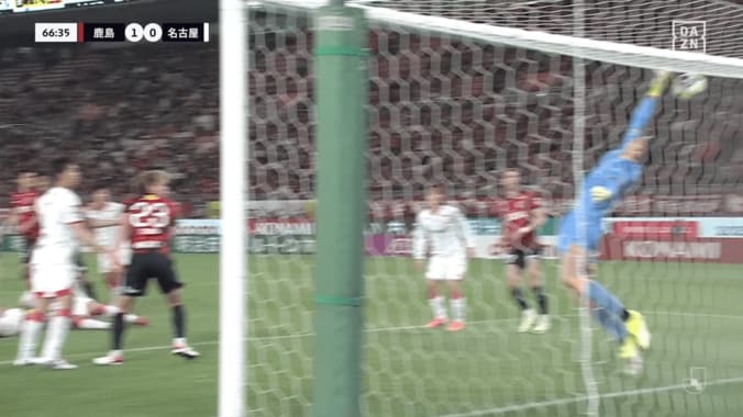 「バケモノやん！」元日本代表GKの“神すぎるワンハンドセーブ”が話題沸騰「シュミットそれ止めるかw」「絶対入ったと思った」鈴木優磨も絶句 4枚目