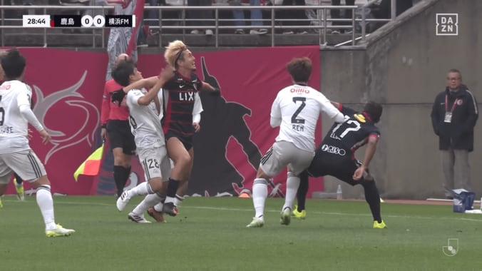 「レッドカードでは？」鈴木優磨が激昂！顔面直撃の“肘ブロック”が物議「どこがファウル？」判定めぐりファン真っ二つ 4枚目