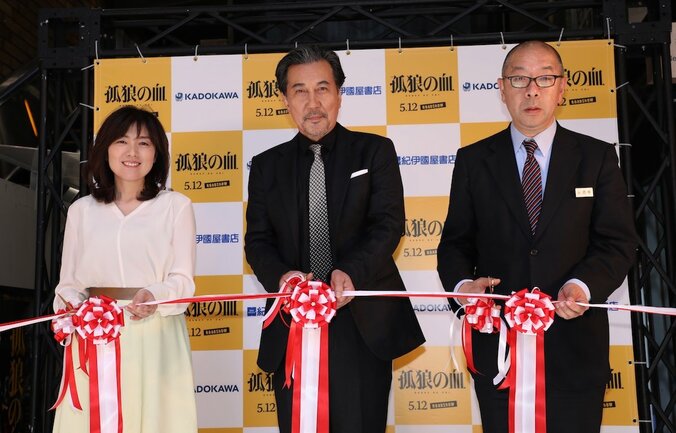 役所広司、GW中の新宿でテープカット　映画『孤狼の血』特別展が開催 1枚目