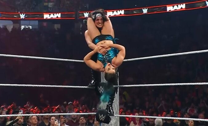 【写真・画像】「どこ掴んでんねん！」「脱げちゃう」“デカ女”レスラー、あわやの攻撃にヒヤヒヤ…驚きと困惑の声　1枚目