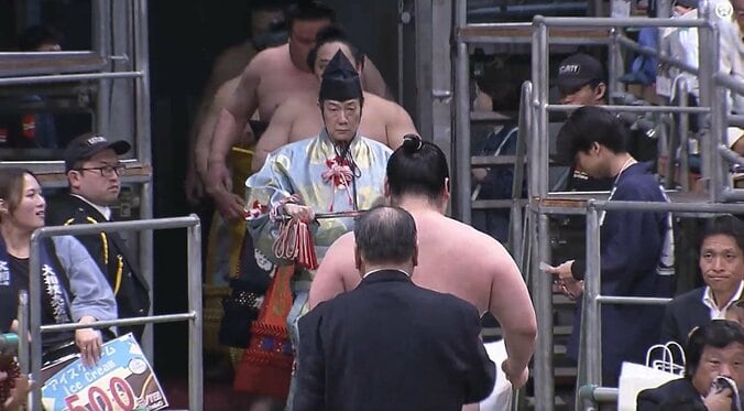 大相撲春場所、“風物詩“のお姉さんが見せた咄嗟の気遣いに「素敵」「力士への配慮やね」称賛の声 土俵入りで思わぬ一幕 2枚目