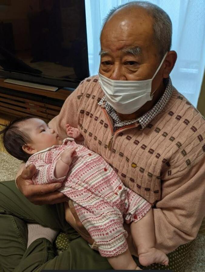  チェリー吉武、80歳の父親が娘を抱っこ「孫に会えて元気になってました」  1枚目