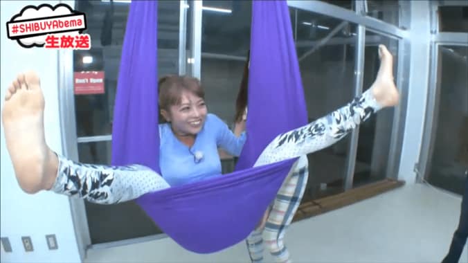 ハンモックヨガで美人インストラクターを発見　渋谷のカリスマ・あっくんも大はしゃぎ 6枚目