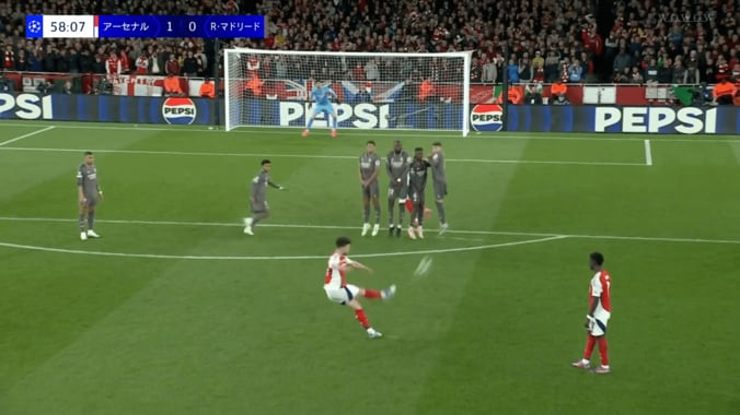 SNS狂喜乱舞！ CL決勝T初“直接FKダブル”の歴史的瞬間「力強いベッカム」「朝からライスおかわり」「クルトワから２本はえぐすぎる」アーセナルMFの弾丸カーブショットが話題沸騰 4枚目