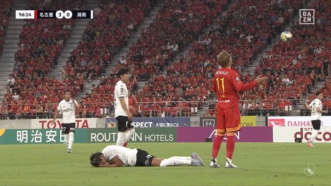 「納得できんな」2分間で2枚のイエローカード→痛恨退場にファン物議「ちょっと可哀想」競り合いでの顔面肘打ちに同情も 4枚目