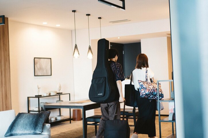 織田奈那が年下イケメンと混浴！出会って2日の俳優と‟同棲ハウス“でドキドキの一夜『ドラ恋～Kissing the tears away～』