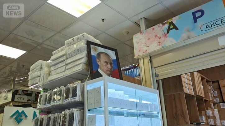 リュブリノの市場の片隅には、プーチン大統領の写真が飾られている