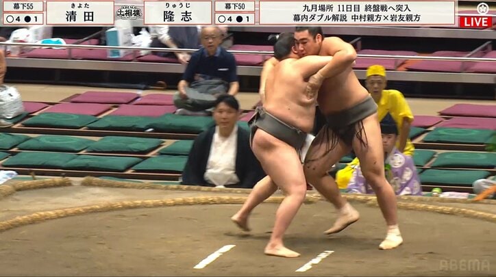 立ち上がった隆志の表情、目は心なしかうつろにも見える（写真右）
