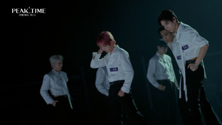 アイドルたちが衣装を口にくわえながら獣のようなセクシーダンス、悲鳴なりやまぬ会場に審査員も絶賛「誰もが魅了される」