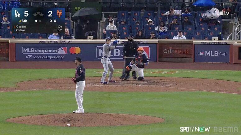 「ミスターメッツいるじゃん」大谷翔平の打席でネット裏に敵軍マスコット登場！ コミカルな動きに反響「傘さしてるのシュール」