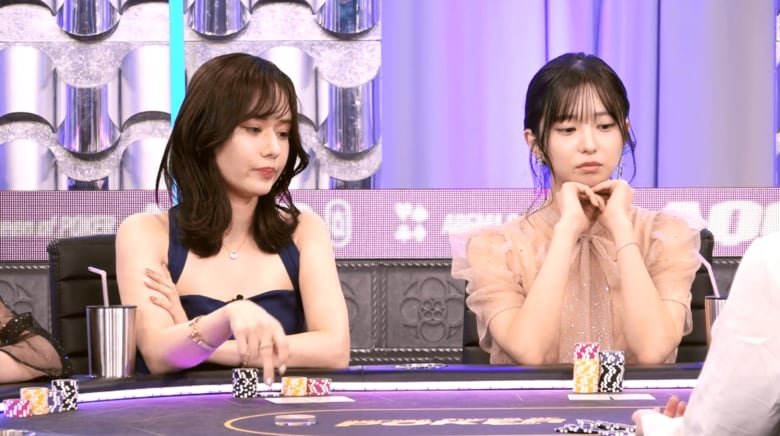 負けて飛び出た「今日イチの笑顔」…おすまし顔の鉄強ポーカー美女、あざと女子の“お忍びフルハウス”に思わずリアクション