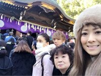 岡田祐佳『結実、隆之介、ばーちゃん初詣で…』