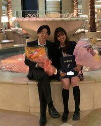 『恋ステ』ゆきとがリリカの卒業式にスーツ姿でサプライズ！ラブラブ２ショットに「美男美女すぎる」「ゆきりりしか勝たん」とファン絶賛