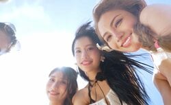 セクシーな水着美女たちがイケメンパーソナルトレーナーをマッサージ…「やりすぎ！」ニューヨーク屋敷も衝撃