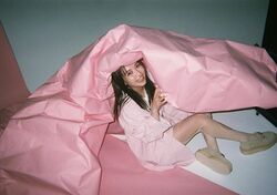 佐藤ノア、ピンクな空間ではしゃぐ姿に反響続々「無邪気な笑顔がだいすき」「自然体でいいね」