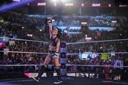 「泣ける」電撃復帰の美女レスラー、観戦キッズに“神対応”やり取りが話題に…力強い抱擁→感激する姿に「最高の瞬間だ」