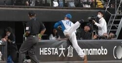 球場騒然！あわや大事故 カメラマン席に飛び込む→超スーパープレー　日本ハム・清宮の危険すぎる“ダイビングキャッチ”が炸裂する衝撃の瞬間