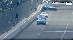 「出口でリアが…」シボレーがドリフトしながら壁を擦る“曲芸走り”「当たってますね」放送席も驚愕