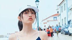 乃木坂46五百城茉央がリスボンのビーチで“スク水×白キャップ” 1st写真集から“アオハル”カット公開