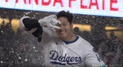 やりすぎ！ 大谷翔平、サヨナラ弾直後の姿に衝撃「ヤバいw」手荒すぎる祝福にネット爆笑「水かけすぎw」「めっちゃ嬉しそう！ 」