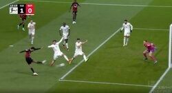 サポーターがブチギレ！油断したか？王者・バイエルンが痛恨のミス　DF陣を襲った連続シュート→技アリの“股抜きゴール”が炸裂 フランクフルトの波状攻撃がエグすぎる瞬間