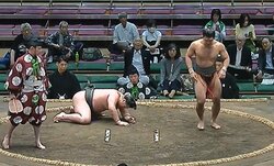 「こんなの初めて見た」「何て決まり手？」館内どよめく“一瞬“の大技炸裂 “細マッチョ”力士の妙技に相手力士も愕然