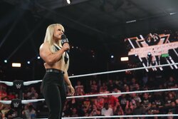 “怪物級”ムキムキ小柄女子レスラー、仕上がりまくりの圧巻肉体美を披露…「服を着てくれ」大胆ウェアにファンツッコミ