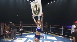 ラウンドガールの“彼氏”がリングサイドに… 「かなりイケメン」まさかの展開に驚きの声