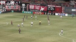 「何があった？」浦和サポーター悲痛！攻守の要・ショルツが試合中に突然の座り込み、負傷交代にスタジアム騒然「いつかはと覚悟してたが」「ショックすぎる」シーズン初勝利も残る不安の声