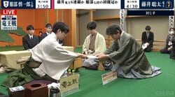 挑戦者・服部慎一郎七段が44手目を封じる 藤井聡太竜王との注目の開幕局は互角のまま2日目へ／将棋・竜王戦第1局