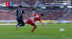 「放送事故レベル」「大丈夫か？」 ジャガー・浅野拓磨が全力の爆速ドリブル→止めにきた相手がぶつかって吹き飛ばされる衝撃シーン