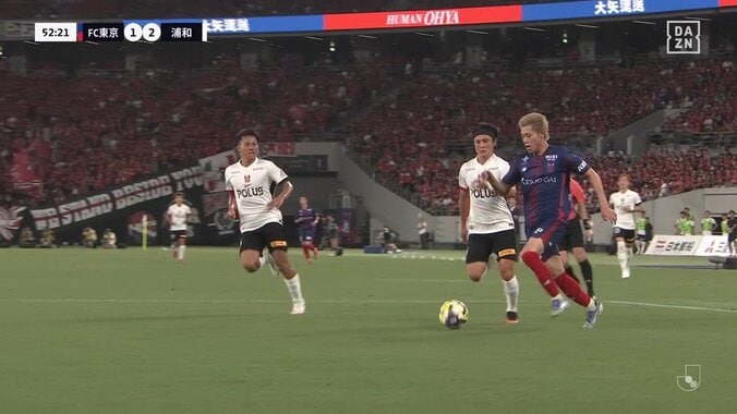 嘘だろ? 日本代表ドリブラーの爆速50m独走にSNS騒然「あんな速かったのか」「怖すぎる」圧巻ドリブル突破→アウトサイドパスで決定機演出 2枚目