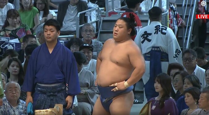 紫の着物ドレスが個性的