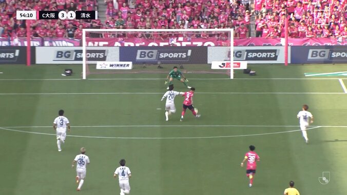 「ちょっと泣いたの俺だけ？」「シンジカガワすぎる」海外挑戦の北野颯太がレジェンド彷彿の超絶アシスト「置き土産やな」一撃必殺のスルーパス炸裂の瞬間 4枚目