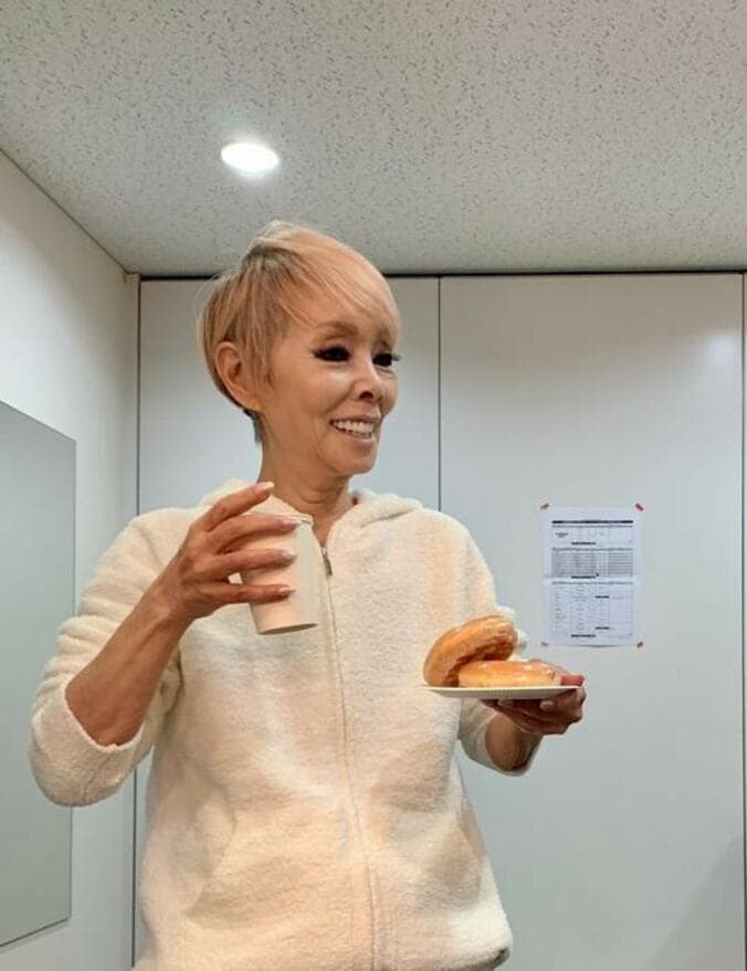  研ナオコの夫、嬉しそうに笑みを浮かべる妻の姿を公開「ドーナツ持って」  1枚目