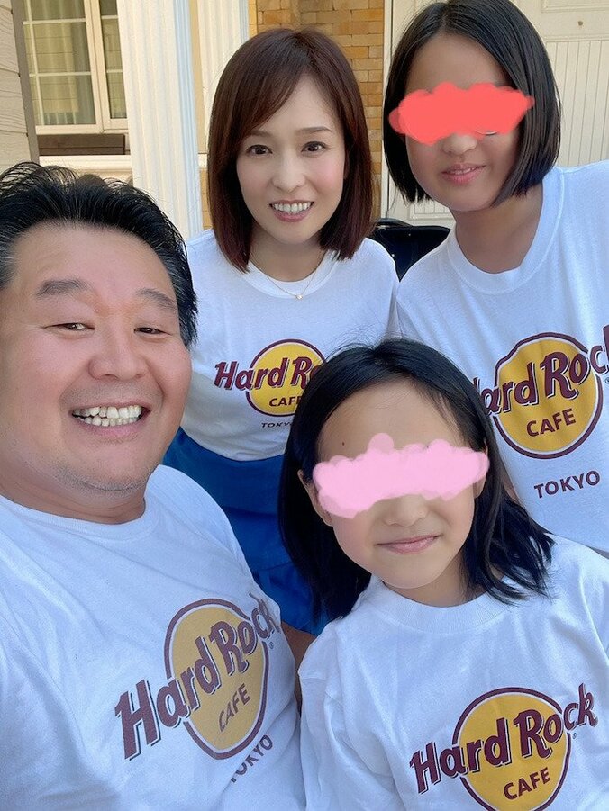 花田虎上、家族でお揃いのTシャツを着用した集合ショットを公開「夏休みの思い出作り」 1枚目