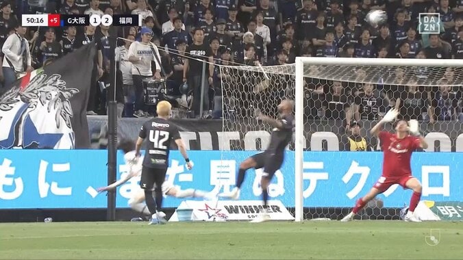 「今のは月間ベストゴール級」福岡、最下位脱出の逆転バックヘッドに驚愕「今のはスーパー」元日本代表FWはクロスも絶賛 4枚目