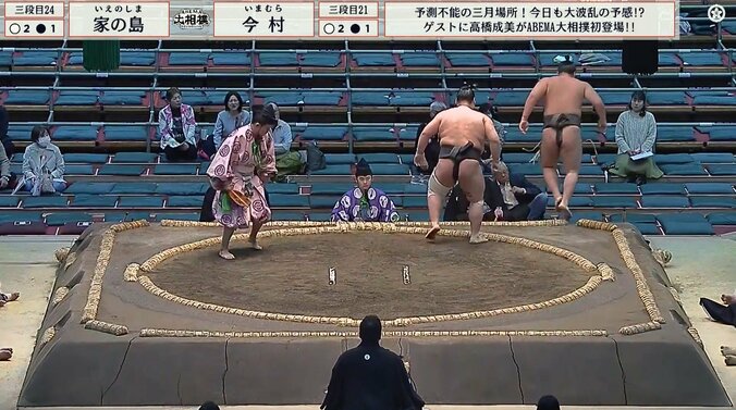 「お姉さんのひざ元まで」巨漢力士が土俵の外へダイブ 館内“ヒヤリ”驚きの声も 4枚目