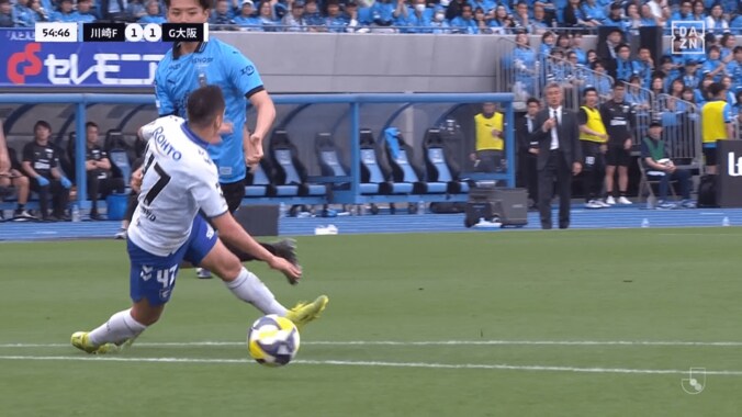 「退場やん！」「コントロールしてない」Jリーグの“ノーファウル判定”でSNS大論争「高井DOGSOやろ」「全条件を満たしてない」G大阪FWと川崎DFの接触が物議 4枚目
