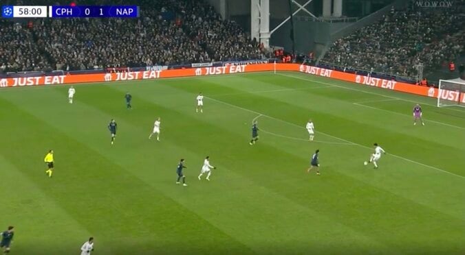 ウソでしょ…！？ 日本代表DF鈴木淳之介、目を疑う“まさかの光景”「強いな」「マジ神」約60m前進“ドリブル突破”のド迫力プレー「数的不利関係なし」 2枚目