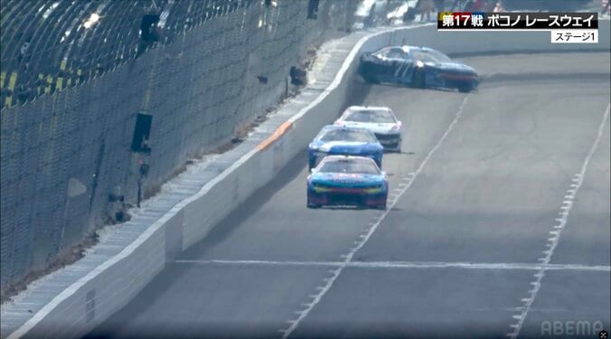 【写真・画像】「あっぶねえ！」コース中央でカムリがドーナツターン！？ ギリギリ回避も解説者が注意喚起「逆走ですよ」　1枚目