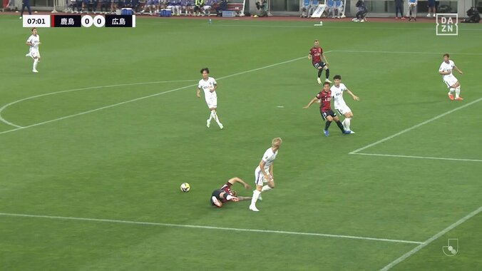 「PKだろ！」“不必要な足上げ”で接触→転倒もノーファウルで鹿島ベンチ激昂「曽ヶ端があんな怒ってるの初めて見た」猛抗議のGKコーチにイエローカード 5枚目