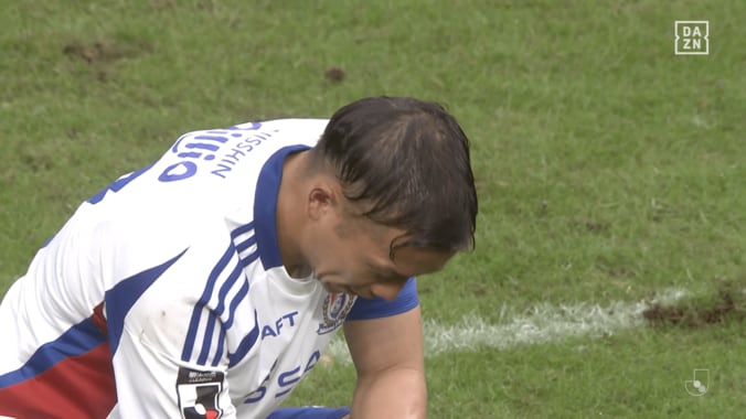 「もらい泣き…」横浜FM主将、J1残留決定に号泣「どれだけの重圧だったか」“オリ10”のプライドを守った喜田拓也の姿にファン大感動 4枚目