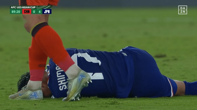 “連続危険行為”の中国代表FWが「荒すぎ」日本代表MFの足を“削る”タックル「赤だろ」「は？ファウルすらないん？」ファン激昂【U23アジアカップ】 5枚目