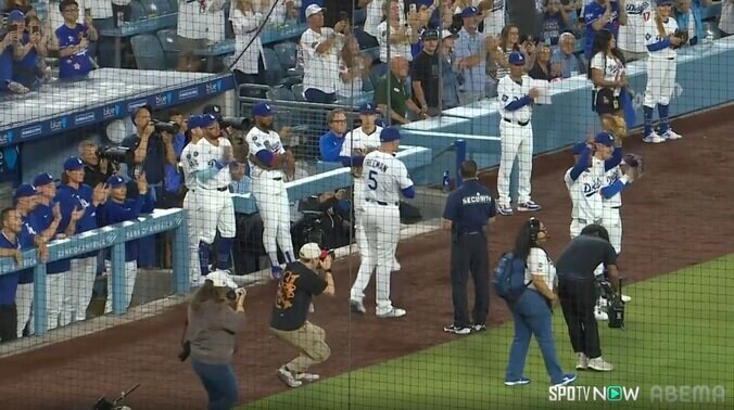 「来いよ！」カーショー、合図も本拠最終登板前に“異例”感動光景 ド軍ナインが“誰も守備に就かず”…粋な演出で示した敬意 2枚目