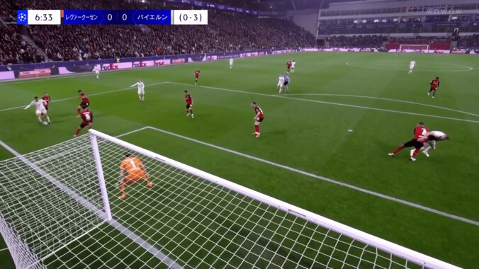 衝撃！ ドイツの至宝、“神業ダブルタッチ”が「意味がわからない」「えぐすぎるって笑」「何回でも見れる」ムシアラが“踊るようなドリブル”で突破した瞬間 2枚目