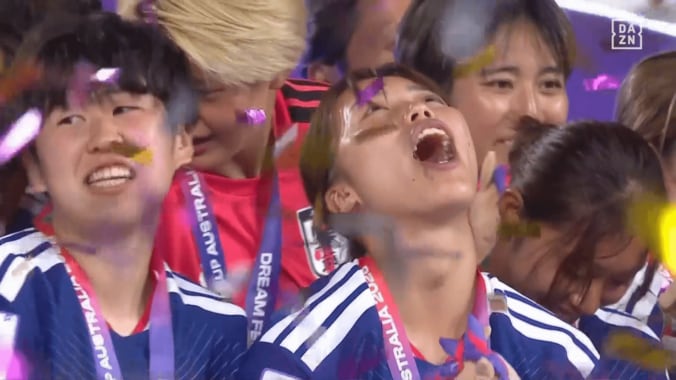 「食べちゃだめ笑」なでしこ若手トリオの“紙吹雪パクパク”に爆笑！無邪気すぎる谷川、浜野、古賀に「幼稚園児」「赤ちゃん」の声【女子アジア杯】 4枚目