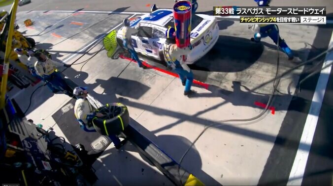 ストップ位置に「停まりきれなかった」 自陣ピットを“通過”→クルーの動きもおかしくなる「前過ぎちゃった」 2枚目