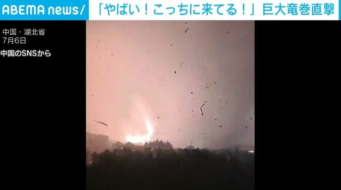 「やばいやばい！こっちに来てる！」接近してくる巨大竜巻…“恐怖の一夜”で人々はパニックに 少なくとも8人死亡 中国 4枚目